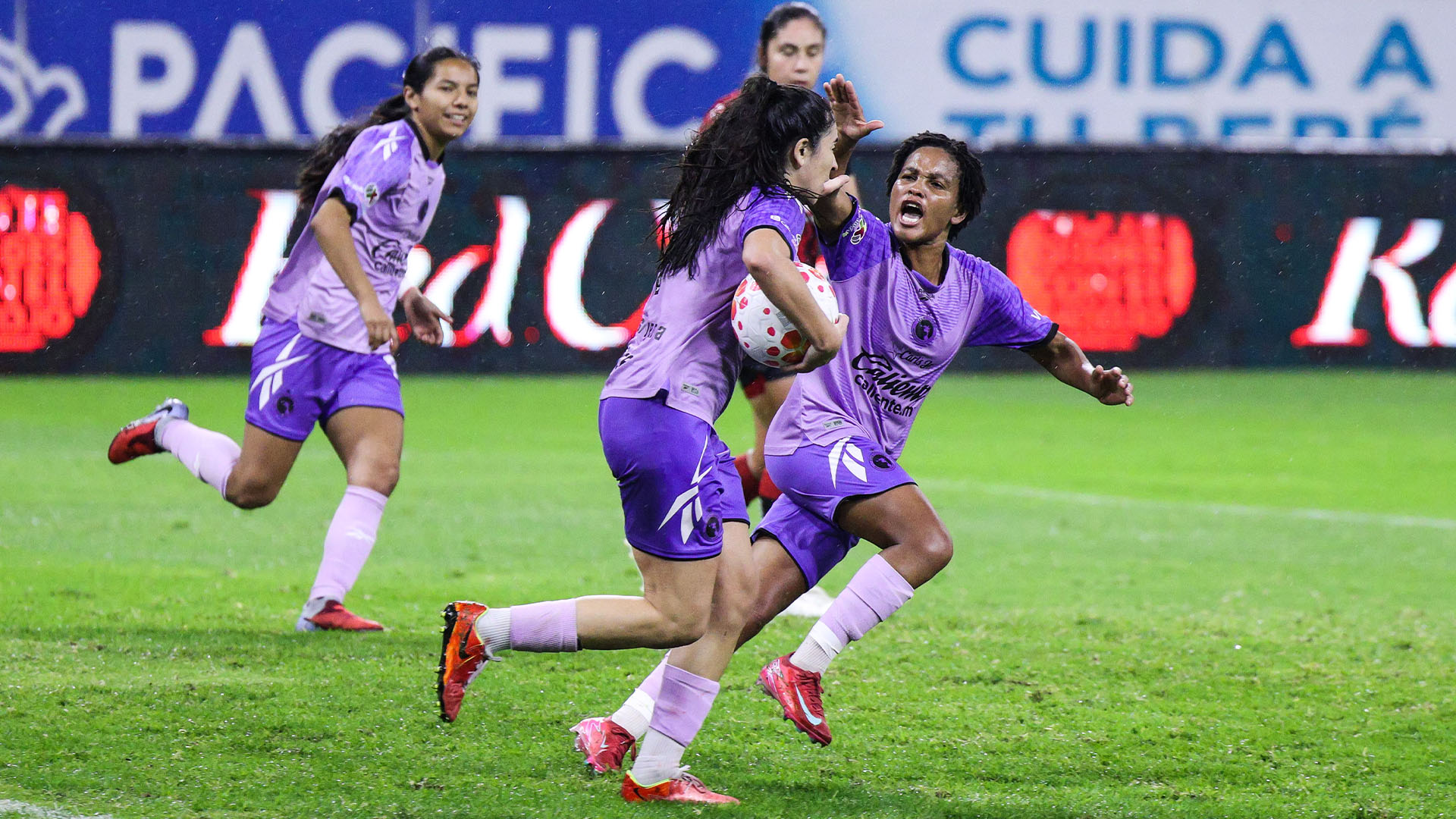 La jauría venció a la academia por dos goles a uno.